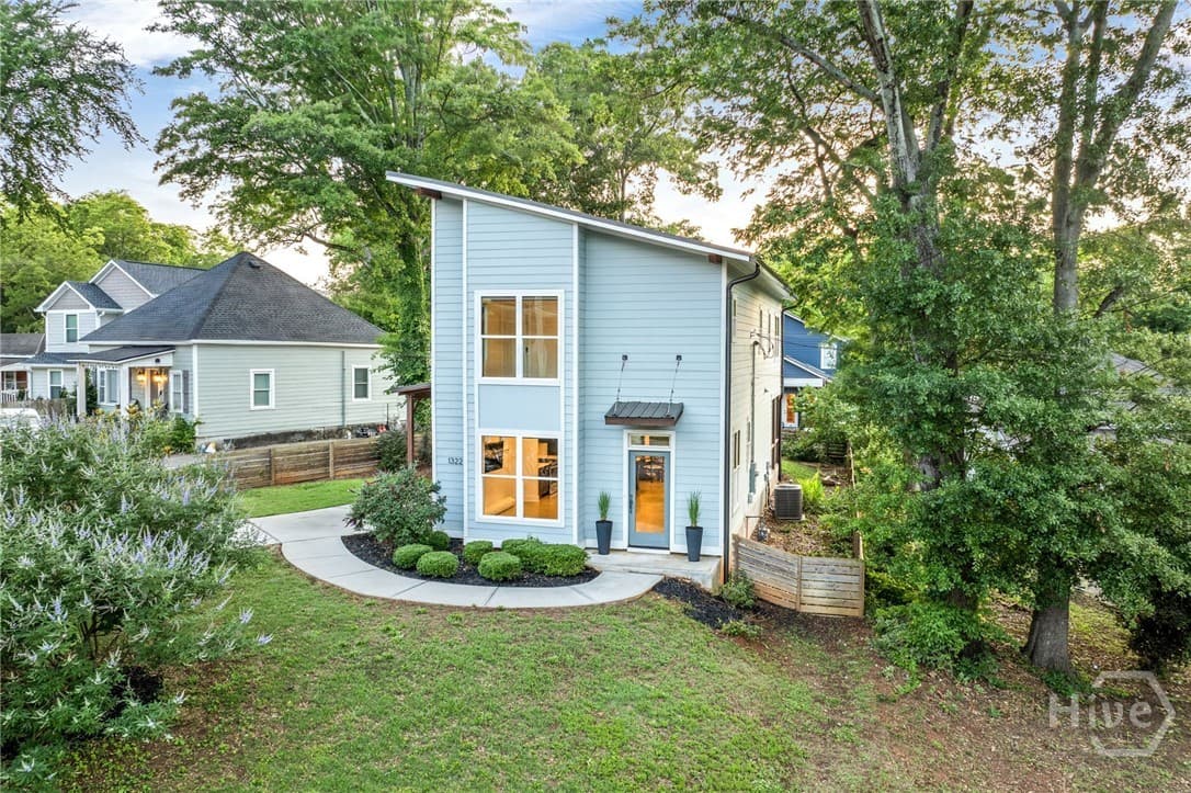 1322 W Hancock Avenue - Photo 1