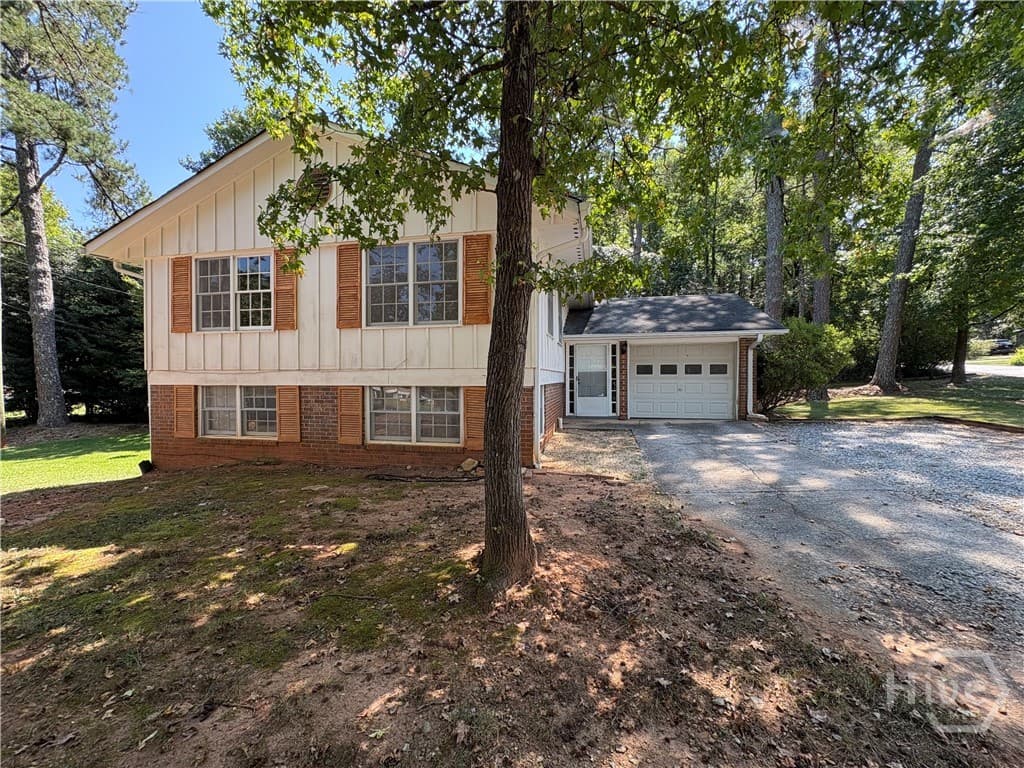 595 Camelot Drive - Photo 1