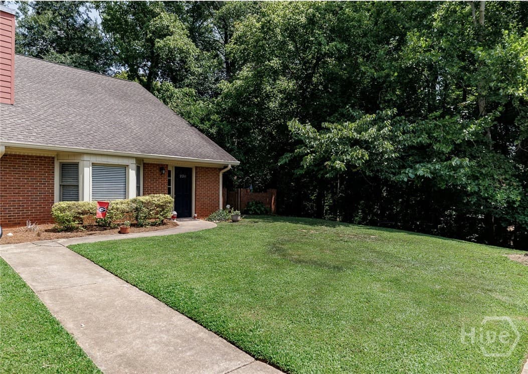 220 Eaglewood Court - Photo 1